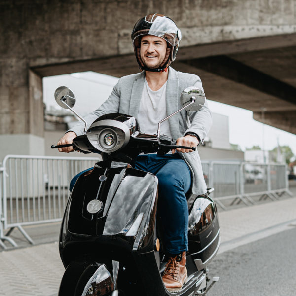 Elektromobilität in der Stadt; E-scooter Model 54 iconic von Kumpan electric in schwarz